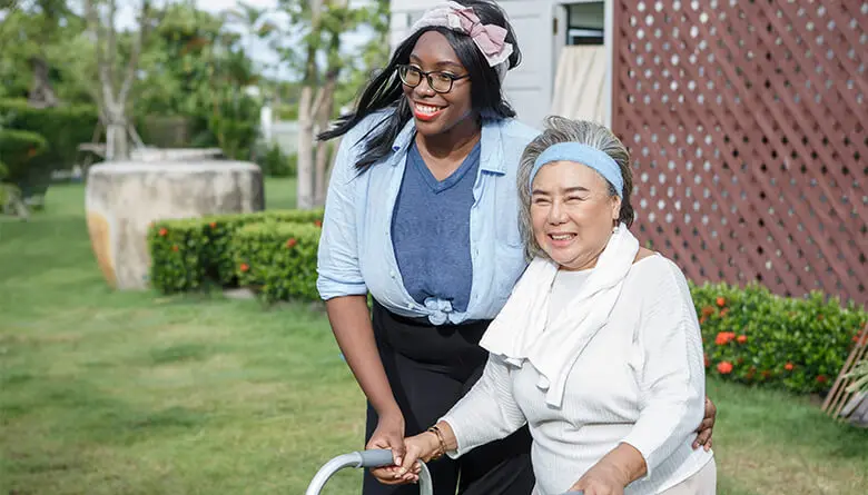 Pflegekreuz GmbH – Pflegekraft, die sich um eine ältere Dame kümmert