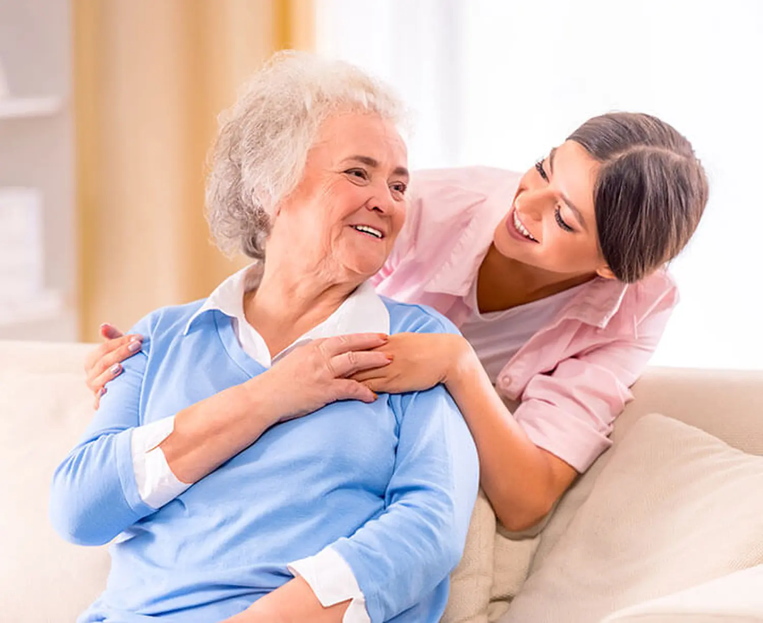 Pflegekreuz GmbH – Betreuer, der sich um ältere Herren kümmert